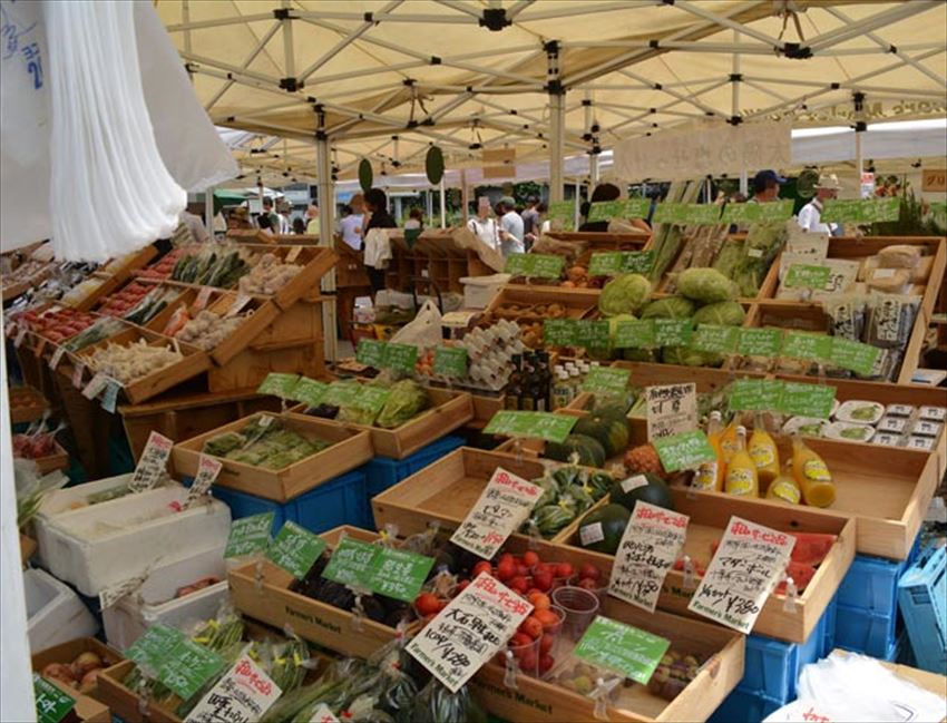 Levensmiddelen of producten verkopen op een boerenmarkt Levensmiddelen of producten verkopen op een boerenmarkt
